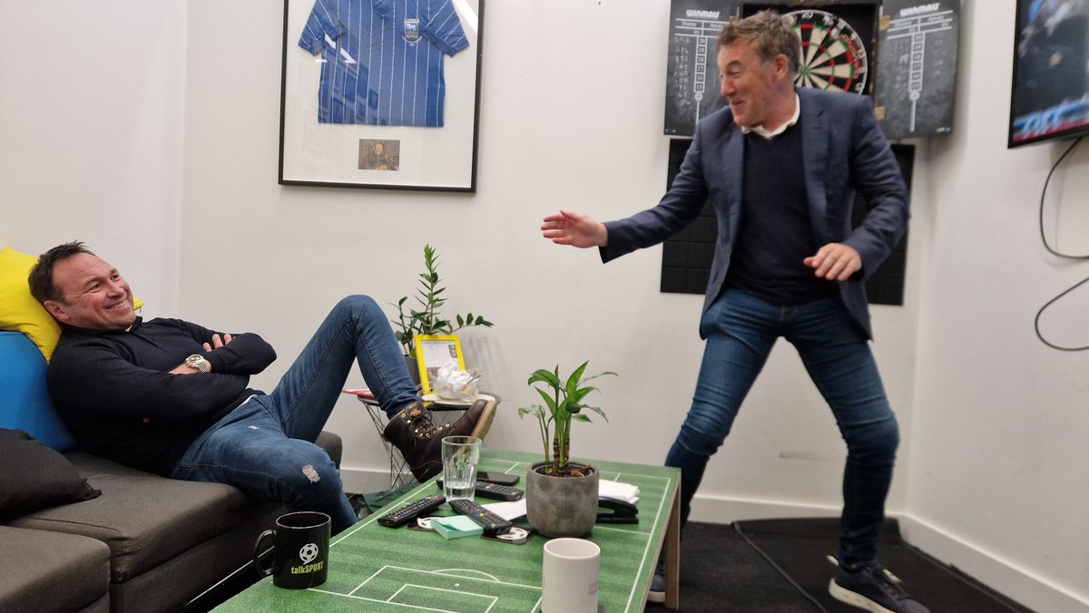 Former Chesterfield players will know this tactical masterclass from Dean Saunders, gratefully received by @jasoncundy05 😂 They'll be together @talkSPORT from 10pm - and they're in good form! 👍🏾