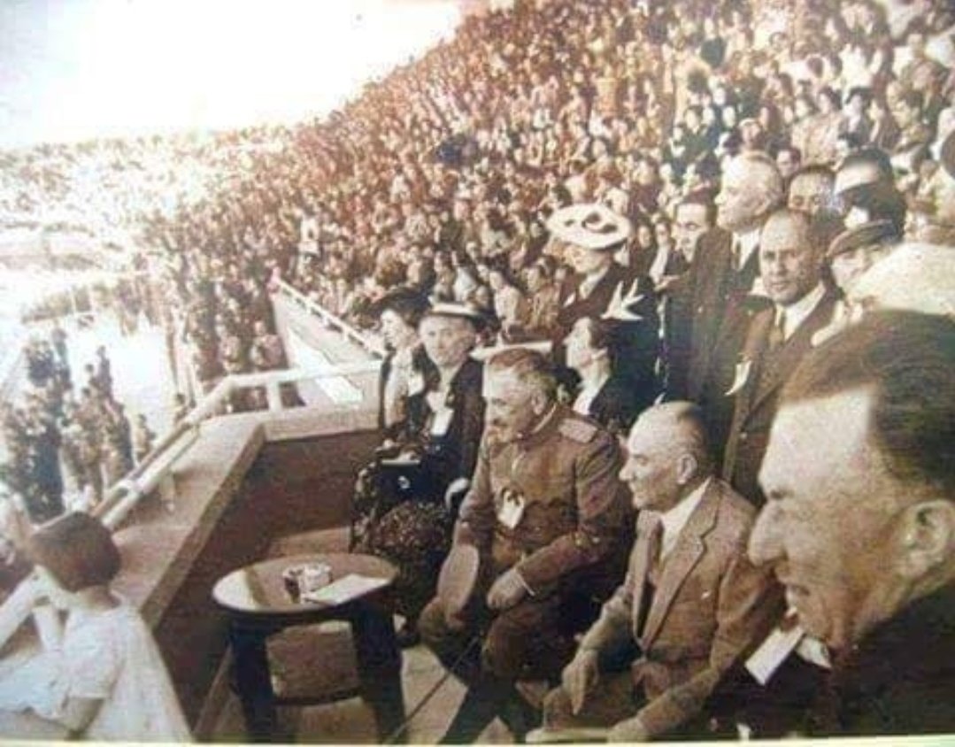 OzgurAltay_06's tweet photo. 23 Nisan 1938, Cumhurbaşkanı Gazi Mustafa Kemal ATATÜRK, doktorlarını dinlemeyerek o hasta haliyle, Ulusal Egemenlik ve Çocuk Bayramı kutlamalarını izlerken. https://t.co/iyvhuiNtHM