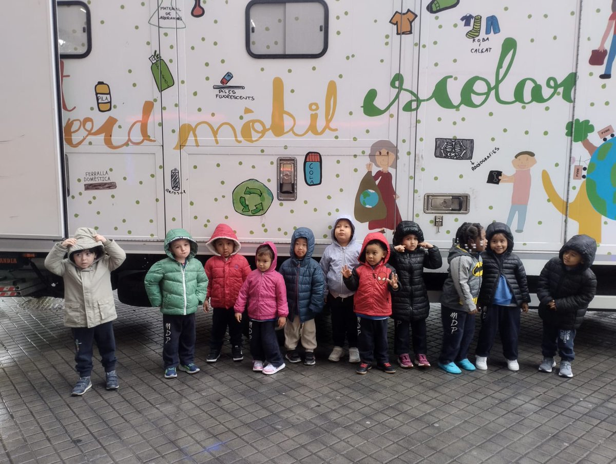 MDPBailen's tweet photo. Aconseguir un planeta més sostenible és feina de tots i totes i avui, per commemorar el #DiadelaTerra, hem rebut la visita del PVME, on els i les nostres alumnes han pogut dipositar les deixalles i prendre encara més consciència de l'importància del reciclatge. ♻️ 🌎 
#mdpbailen https://t.co/EwsuPP2H0b