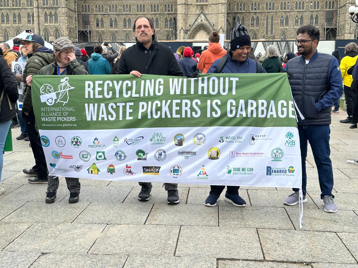 Yesterday, on the eve of the 54th #EarthDay, we joined @brkfreeplastic and hundreds of people in Ottawa to remind the countries that are negotiating a treaty to solve the global plastic pollution crisis at #INC4 who they are bargaining for. Read more ➡️ earthworks.org/blog/hundreds-…