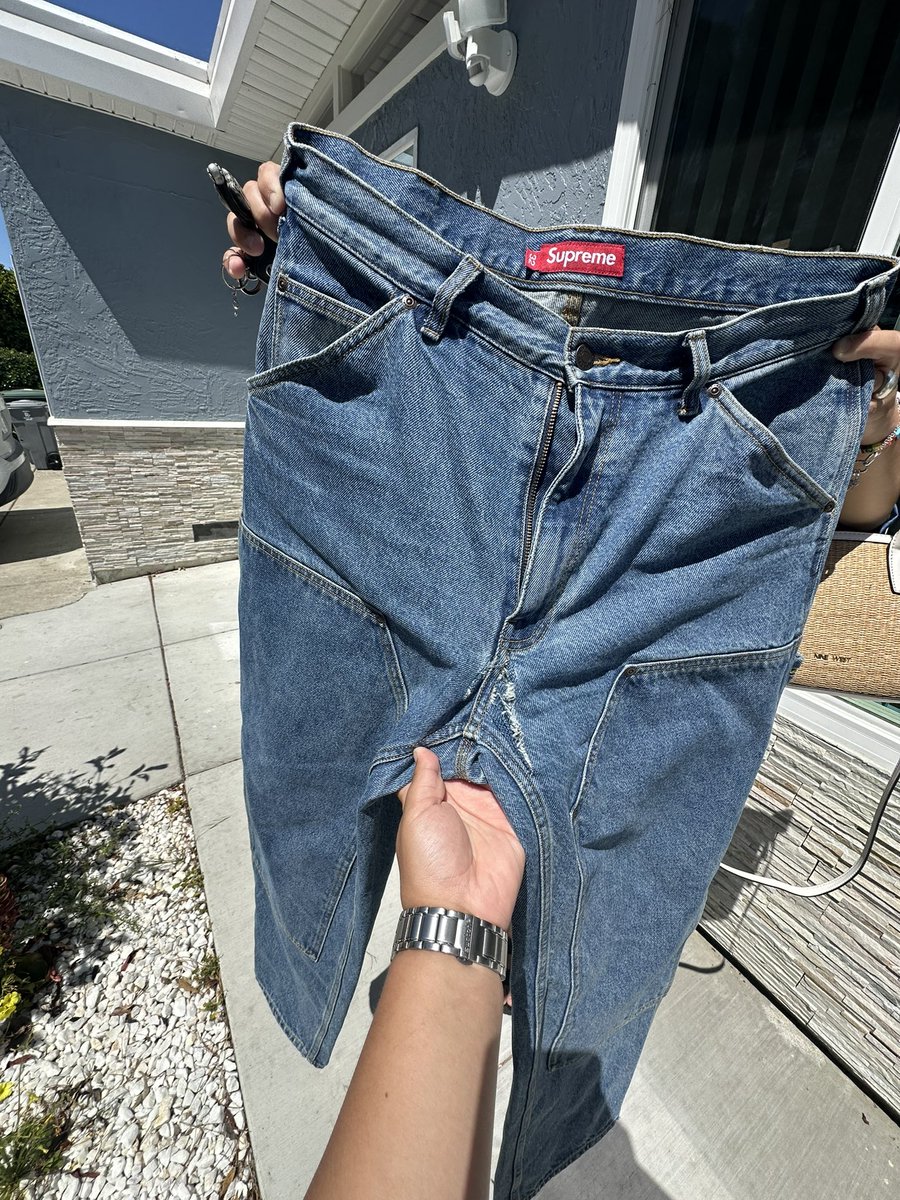 Bro I’ve had these for 2 days and the first day I wear them they rip on me? This had never happened to me before with any supreme jeans or regular jeans #supremenewyork @dropsdotgg