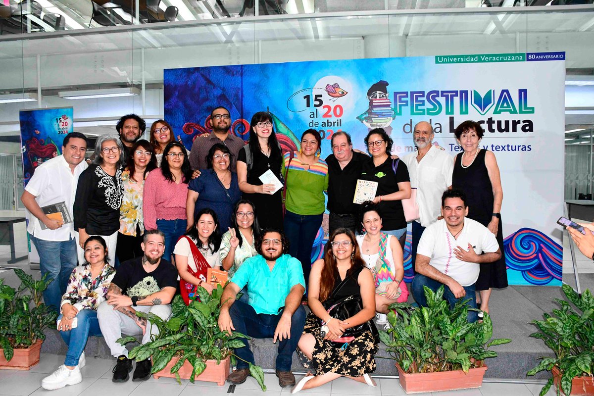 #LoLeíEnUniverso En el marco del #FestivalDeLaLectura 2024, Pepe Gordon, escritor, periodista y divulgador de la ciencia, participó en conferencia donde invitó a los universitarios a usar su potencial para conectar ideas y estimular su creatividad. Nota: acortar.link/kQvuKI