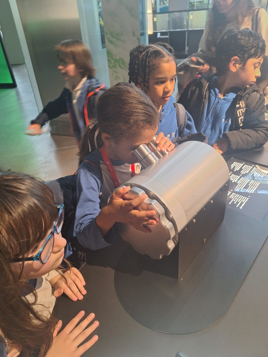MDPBailen's tweet photo. La classe dels 🐬, de 2n de primària, ha anat avui a descobrir el #planetaribombolla del @cosmocaixa 
Han après un munt de coses sobre el nostre sistema solar i el planeta Terra 🌍 i, a més, han pogut visitar l'exposició permanent del museu. Una passada! 🦖🧊💡🔬🦠🐟

#mdpbailen https://t.co/JG2OLJ7XyT