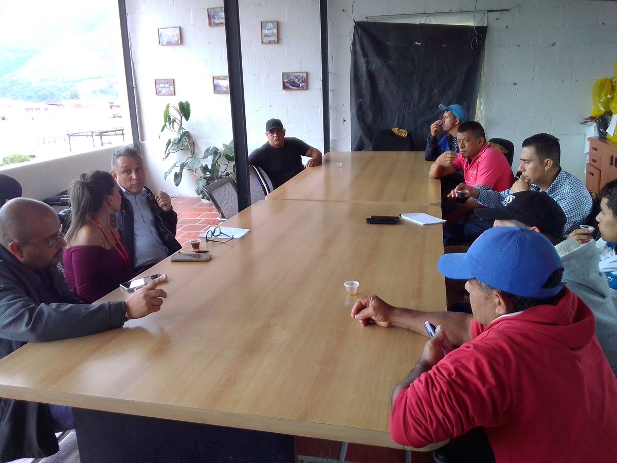 #22Abr | En apoyo a la clase trabajadora, el Dir. Estadal Jesús Contreras en conjunto con el Inspec. Jefe y la Procuraduría, dieron atención un grupo de trabajadores de la entidad laboral Frigorífico Sucre C.A. por el procedimiento de reenganche. #DiadeLaTierra #BloqueaElBloqueo