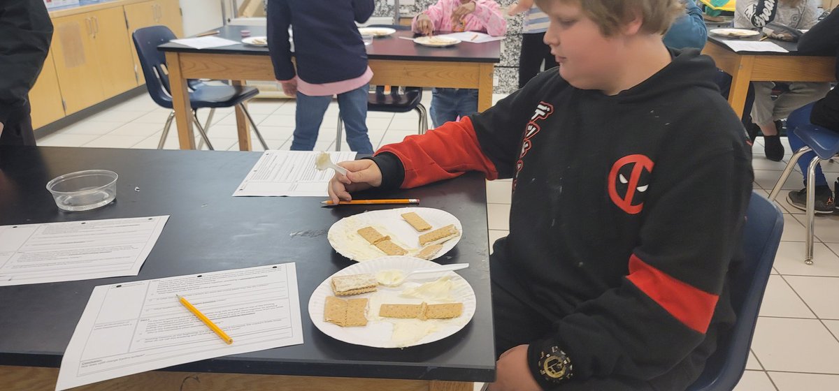 MrsEstepWW's tweet photo. Plate tectonics with graham crackers and frosting always help make learning fun and memorable! @CardwellTeachMe @WIndsorWoodsES https://t.co/4DAKwrXdTQ