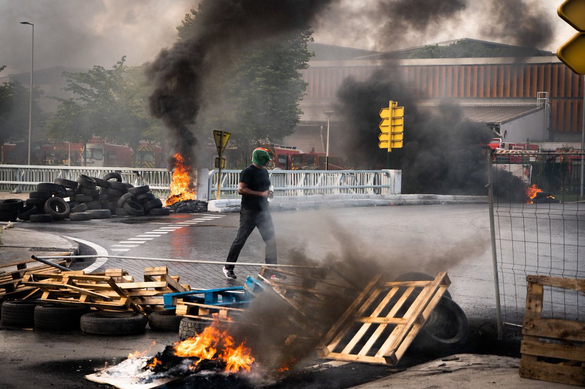 Début d'une grève générale reconductible à partir de demain en #Guadeloupe. Les syndicats demandent :

- l'encadrement des prix de première nécessité
- l'augmentation des salaires, pensions et minimas
- un accès à de l'eau de qualité dans les robinets
- le SMIC a 2000€ net
- le