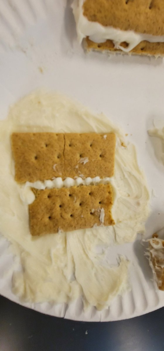 MrsEstepWW's tweet photo. Plate tectonics with graham crackers and frosting always help make learning fun and memorable! @CardwellTeachMe @WIndsorWoodsES https://t.co/4DAKwrXdTQ