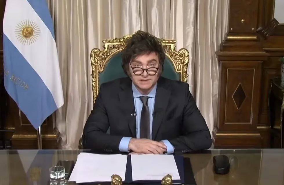 clopelnuevoc's tweet photo. Presidente Javier Muygay en cadena nacional hoy a las 21hs:

"Soy gay." https://t.co/ajJFGPEFni