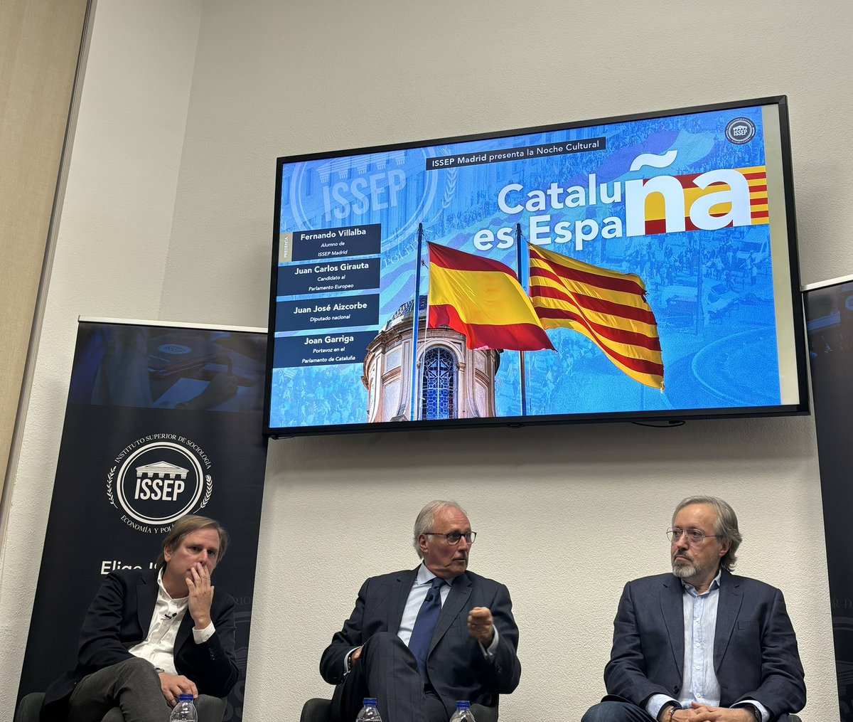 Cataluña es España. Excelente tertulia en @IssepMadrid sobre la importancia de la unidad de España y el peligro que suponen los separatismos. @JuanjoAizcorbe @JGarrigaDomenec y Juan Carlos Girauta, tres catalanes, valientes y españoles #SoloQuedaVox #Cataluña #España 🇪🇸
