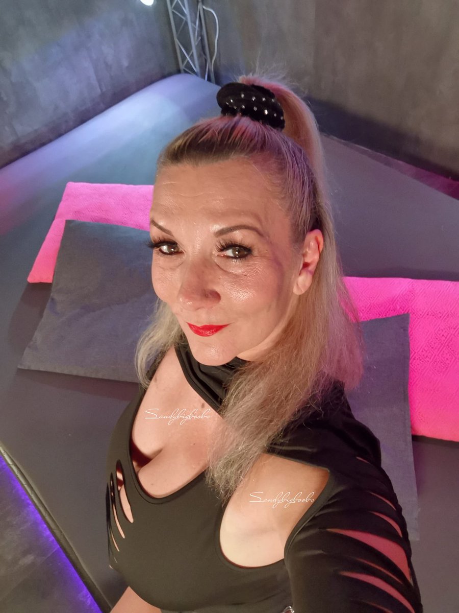 🎥✨ Studio vibes! 📸 Sending greetings from the set of my TV show! 🌟 Had a blast working over the weekend and wanted to share some behind-the-scenes snaps with you all. Stay tuned for more! #StudioLife #ShowGirl #Babestation24 #BehindTheScenes 🎬✨