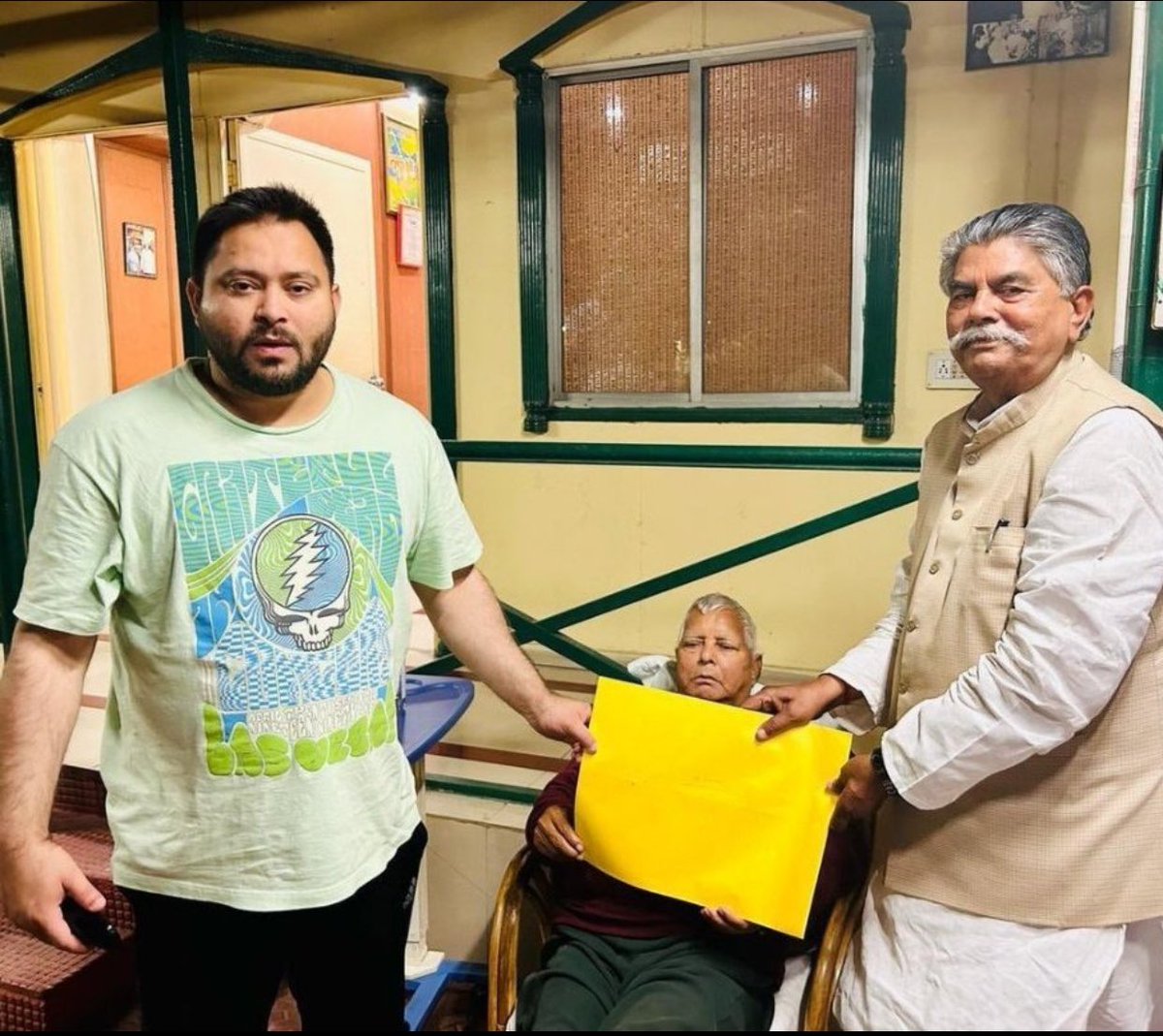 This is how Yadavs have rewarded Marhoom Doctor Sahabbudin for his years of loyalty and service towards “secular” #RJD and messiah Lalu.

They have fielded Awadhbihari on RJD ticket against Hina Sahiba, wife of Lt. Sahabbudin sb.

Muslims are just a votebank/doormat for these…