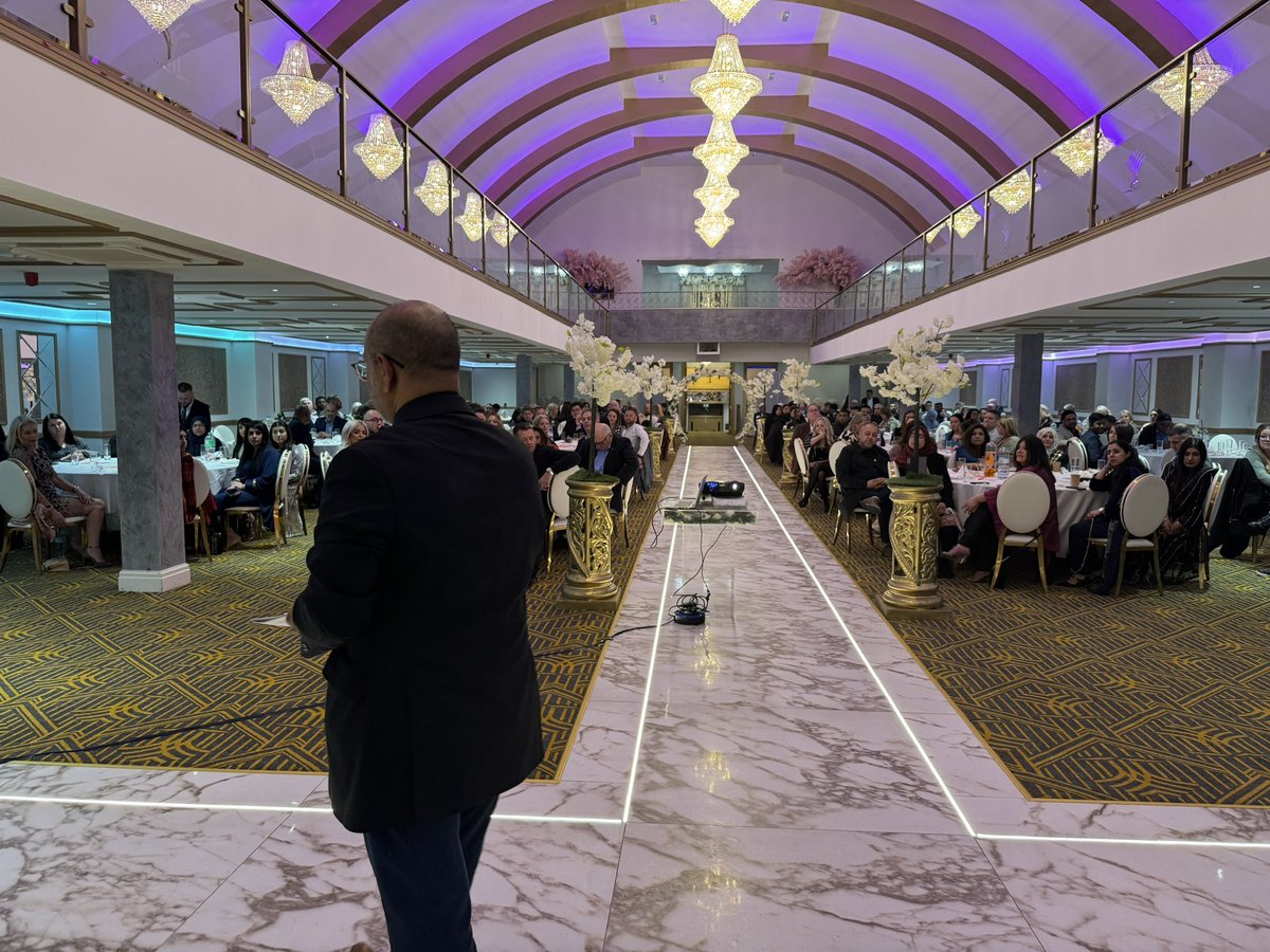 What a night @maggiesoldham #EidCelebration packed out out over 200 people @thepalmsuite in Chadderton special thanks to @Foresightuk1 who donated a 7 inch tablet for the auction provided the biggest 🤭 if you were there #OldhamHour you would know 🙏