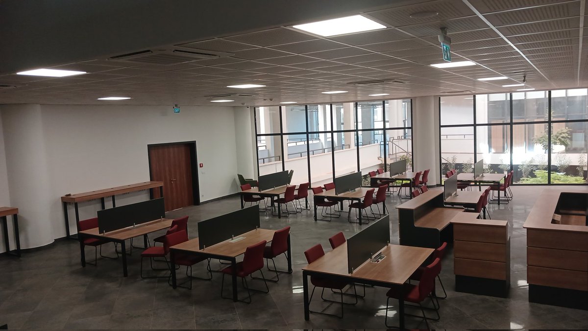 MinetteLontsie's tweet photo. La bibliothèque centrale de l'Université Amadou Mahtar Mbow.   Construite sur 3 niveaux et entièrement equipée pour une capacité d'acceuil de plus de 7000 étudiants. Un véritable joyau.
Juste waouh!!
Merci @Timaryou26 pour la visite guidée. https://t.co/zfz4Iv9IwO