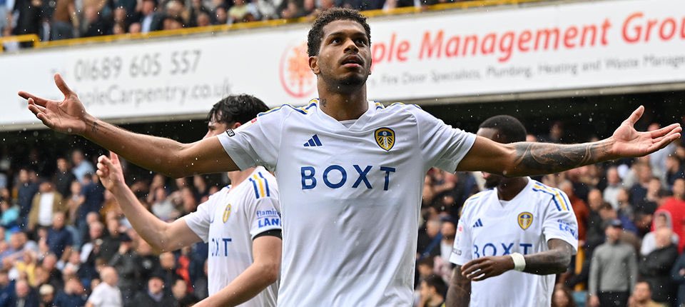 NajimMedini's tweet photo. Je suis devant Leeds et je confirme à nouveau que Georginio Rutter n’a absolument rien à faire en Championship. Un numéro 10 puissant, dribbleur, bon passeur, qui s’arrache défensivement, adroit devant les cages. Il est complet. J’espère qu’il sera titulaire aux JO. https://t.co/AEH9yrqQ8l