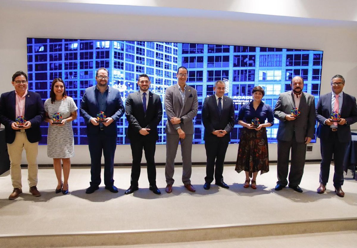 Desde <a href="/EconomiaSV/">Ministerio de Economía</a> participamos en la inauguración de la "Semana de la Propiedad Intelectual 2024", donde recibimos un reconocimiento de parte de <a href="/CNRSV/">CNR El Salvador</a> por nuestros esfuerzos en fortalecer el ecosistema de emprendimiento innovador del país.📝 🇸🇻