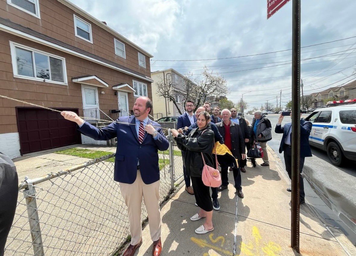 Thank you @CMDMCarr for organizing this street co-naming in honor of Giovanni Da Verrazzano & the 500th anniversary of his sailing up the narrows. His voyage forever altered the course of history, and its so important to honor the contributions of Italian Americans here in NY.