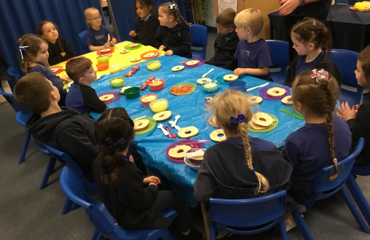 In cookery club tonight, we made yummy bagel pizzas! 😍🍕 We learnt about food hygiene and practised our spreading and cutting skills. We can’t wait for next week. 😁