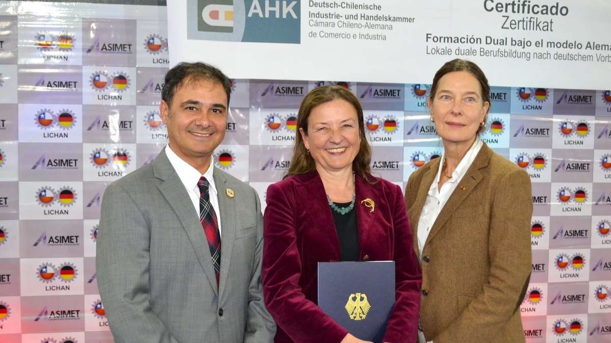 ¡Felicitaciones a los alumnos del Liceo Industrial 🇨🇱⚙️🇩🇪 #LICHAN!
Celebramos la entrega de certificados de formación dual. ¡Gracias a su esfuerzo ahora cuentan con experiencia profesional para iniciar con ventaja su camino en el mercado laboral en Chile y Alemania!