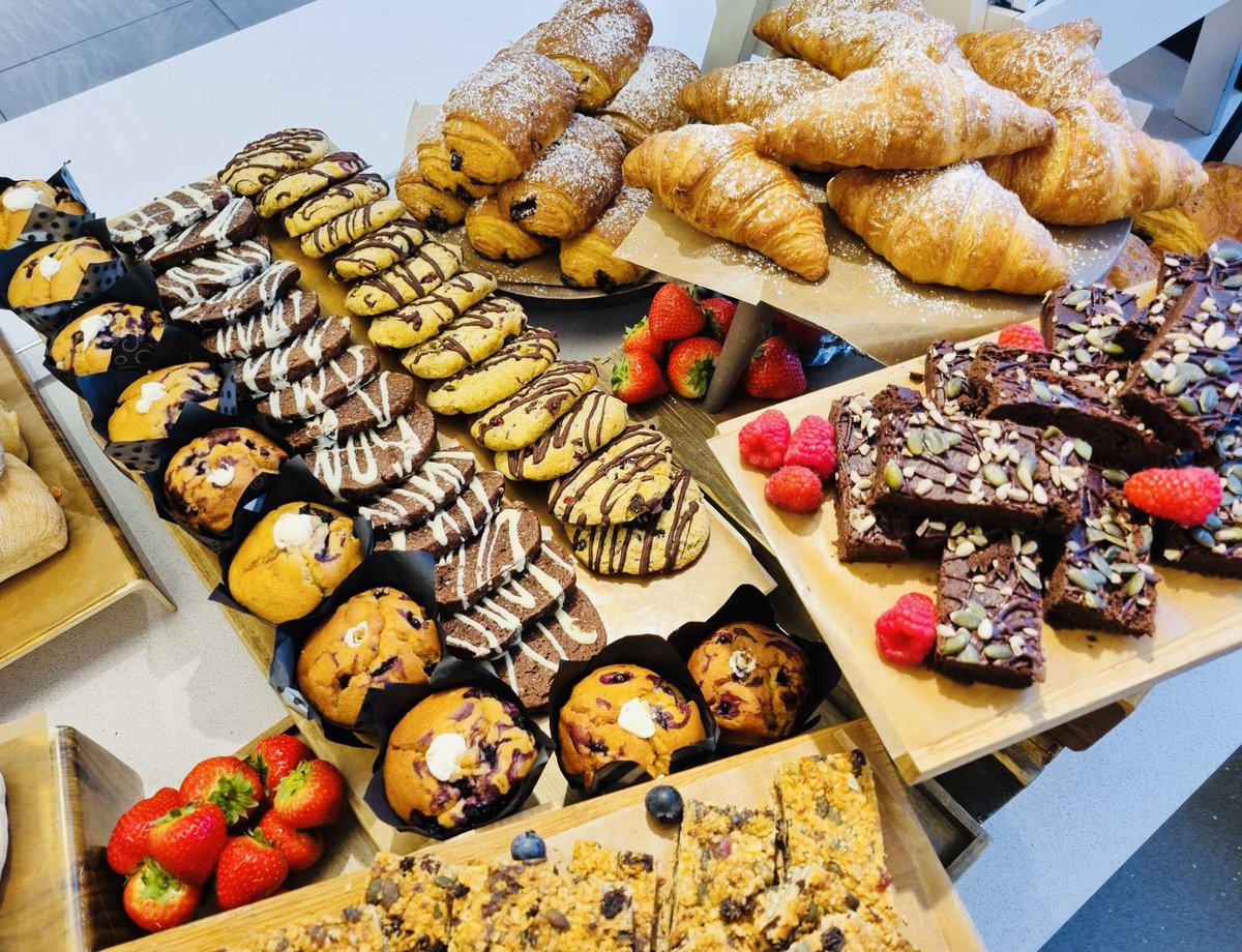 Alket355's tweet photo. A fantastic offering at the cafe for the boys including the homemade #boostit range @CityofLdnSchool @HolroydHoweCOL1 @CharlieW0109 @melrahaman @HolroydHowe https://t.co/lzQHrtjDCO