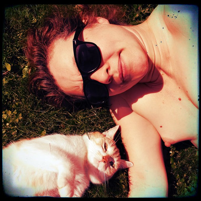 The first rays of sun and we're taking pussy-pics #boobs #cat #sunglasses #topless #grass https://t.<a href="/tag/grass"class="tags"><span>#grass</span></a><a href="/tag/sunglasses"class="tags"><span>#sunglasses</span></a><a href="/tag/cat"class="tags"><span>#cat</span></a><a href="/tag/topless"class="tags"><span>#topless</span></a><a href="/tag/boobs"class="tags"><span>#boobs</span></a>