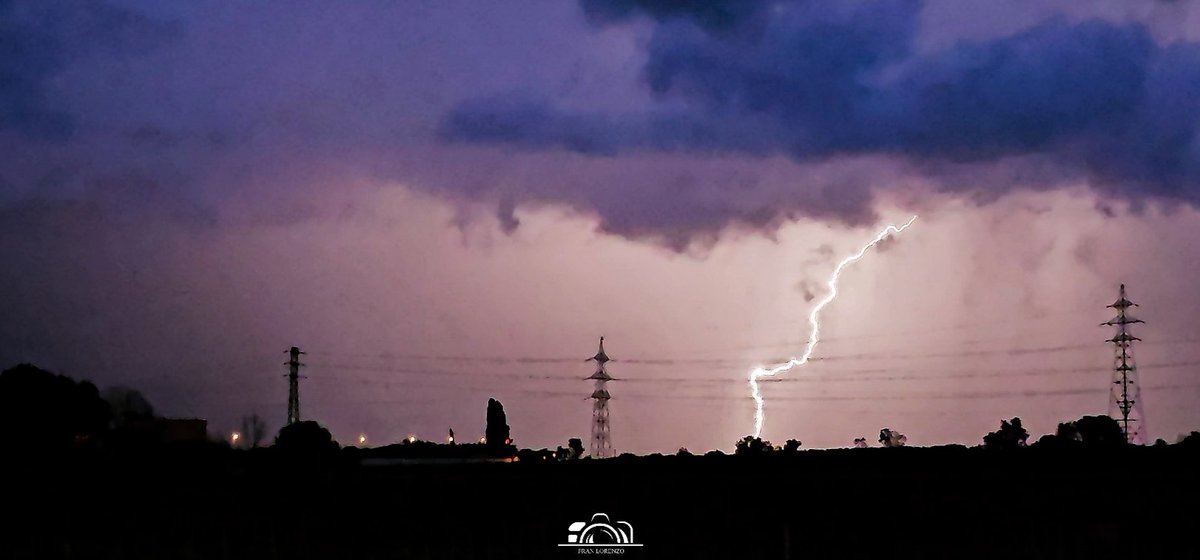✏️ Tarda - nit amb tempestes amb força llamps a la zona del Penedès / Garraf.
📌 Olèrdola 
📅 22-04-2024
@CabreraDeMar @AsEcometta @rosa_tanti @RAM_meteo @MeteoBarrufet @Oriol_RB @jordicampos @MeteoSantFost @Meteo_Roses @delriu_jane @MeteoPenedesTV @tempsdemeteo