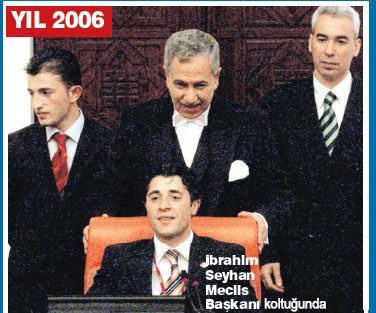 ♦️23 NİSAN NEDEN ÇOCUKLARA BAYRAM?
🗓️Sene 2006 Bülent Arınç Türkiye Büyük Millet Meclisi (TBMM) Başkanı.
İktidarın güç sarhoşluğu yılları...
23 Nisan Ulusal Egemenlik ve Çocuk Bayramı'nda koltuğa sırf İmam Hatip mezunu diye 21 yaşındaki adamı oturttular.
#23NisanKutluOlsun