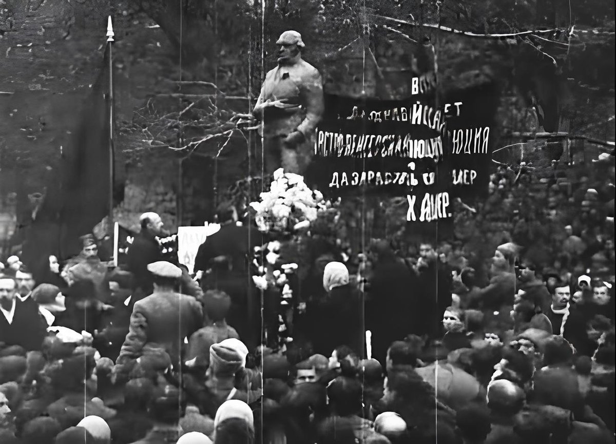 Ekim Devrimi'nin 1. yılında Lenin tarafından dikilen Robespierre Anıtı (Moskova, 1918)