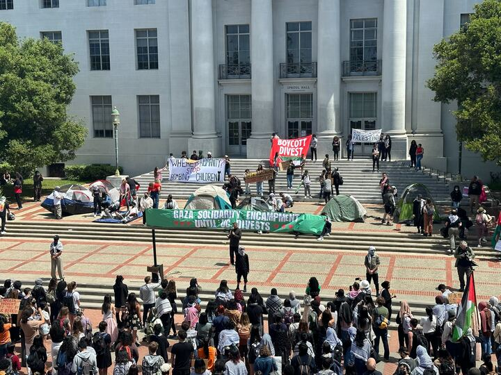 BREAKING: UC Berkeley students have launched a Gaza Solidarity Encampment on the steps of Sproul Hall, joining several other universities across the country. Photo by Stephanie Wang for @dailycal, story to come