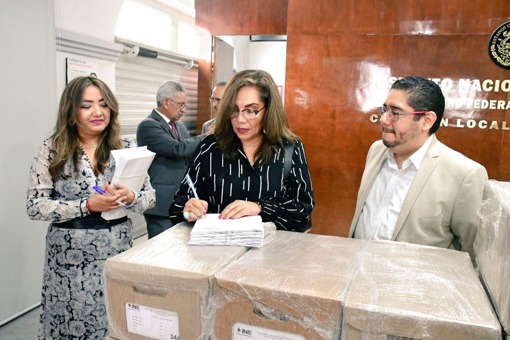 Marisol_OPLEVer's tweet photo. En este mismo acto integrantes del CG del @ople_Ver realizamos la entrega de la Lista Nominal de Electores Definitiva con Fotografía al partido político local #FxMVer, que será utilizada con motivo de la Jornada Electoral del próximo 2 de junio de 2024. https://t.co/UEt7s7kNCl