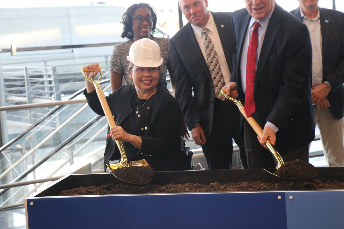 Keeping O'Hare strong means keeping Chicago strong.   It was great to celebrate the groundbreaking of @fly2ohare's T3 improvements today—an investment made possible in part by the $90 million @SenatorDurbin and I helped secure in the Bipartisan Infrastructure Law.