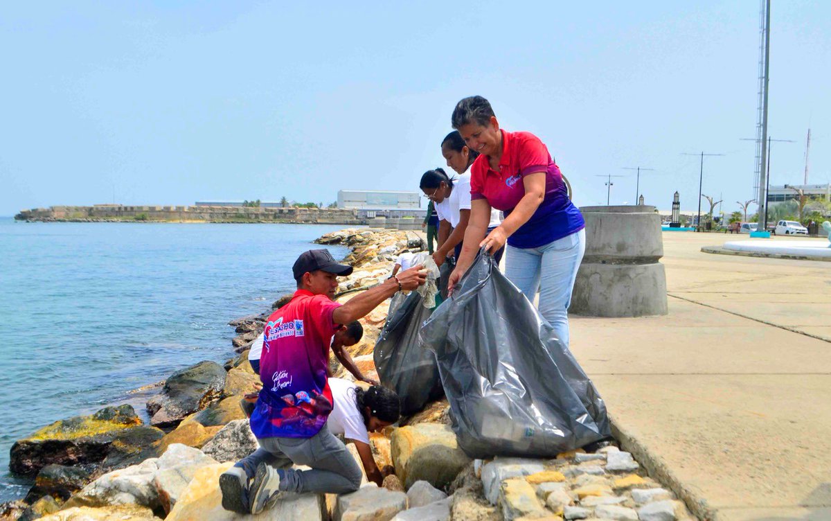 Unidos bajo el lema 'Planeta vs Plástico, hoy #22abr participamos en la Jornada de Saneamiento desde El Malecón de la ciudad, en el marco del Día de la Tierra, actividad ambiental realizada este lunes #22Abril gracias al apoyo del Alcalde @JCbetancourt72