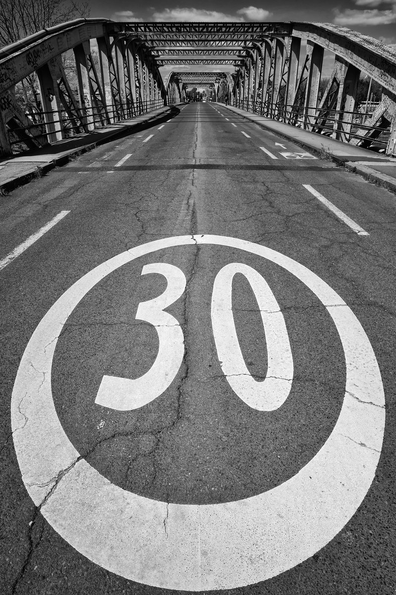 Thirty - Pont métallique de Tasdon #LaRochelle #CharenteMaritime @AggloLR #Tasdon #pont #métallique #bridge #vitesse #nouvelleaquitaine #noiretblanc #blackandwhitephotography #bnw #fujifeed #fujicamera #fujilove #fujifilm_xseries #fujifilmXT3 #xf14mm @fujifilmfrance