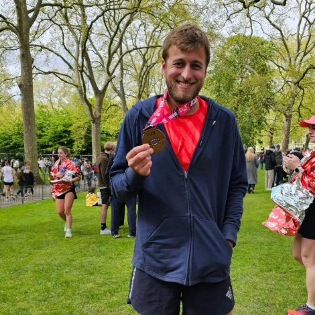 CONGRATULATIONS CHARLES! 🏃‍♂️💚 Yesterday Hawk Conservancy Trust supporter Charles Newstead ran the London Marathon to support our work with birds of prey, completing the marathon in 3 hours and 12 minutes 👏 His page is still open if you'd like to donate: ow.ly/CFKG50RliU4