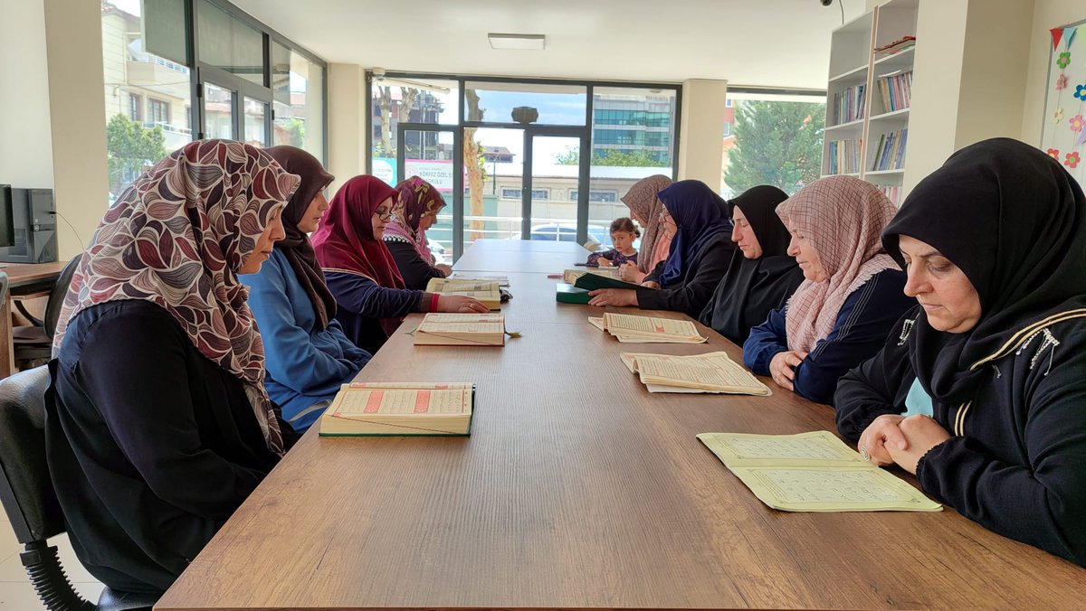 #DarunNisa | Kadın ve Aile Koordinatörlüğümüzün düzenlemiş olduğu Kur'an-ı Kerim Dersimizi gerçekleştirdik.Hocamıza ve katılımda bulunan hanımlara çok teşekkür ederiz. 💐
#İşimizGücümüzGençlik
#KadınveAile
#TÜGVAKörfez 
#Körfez