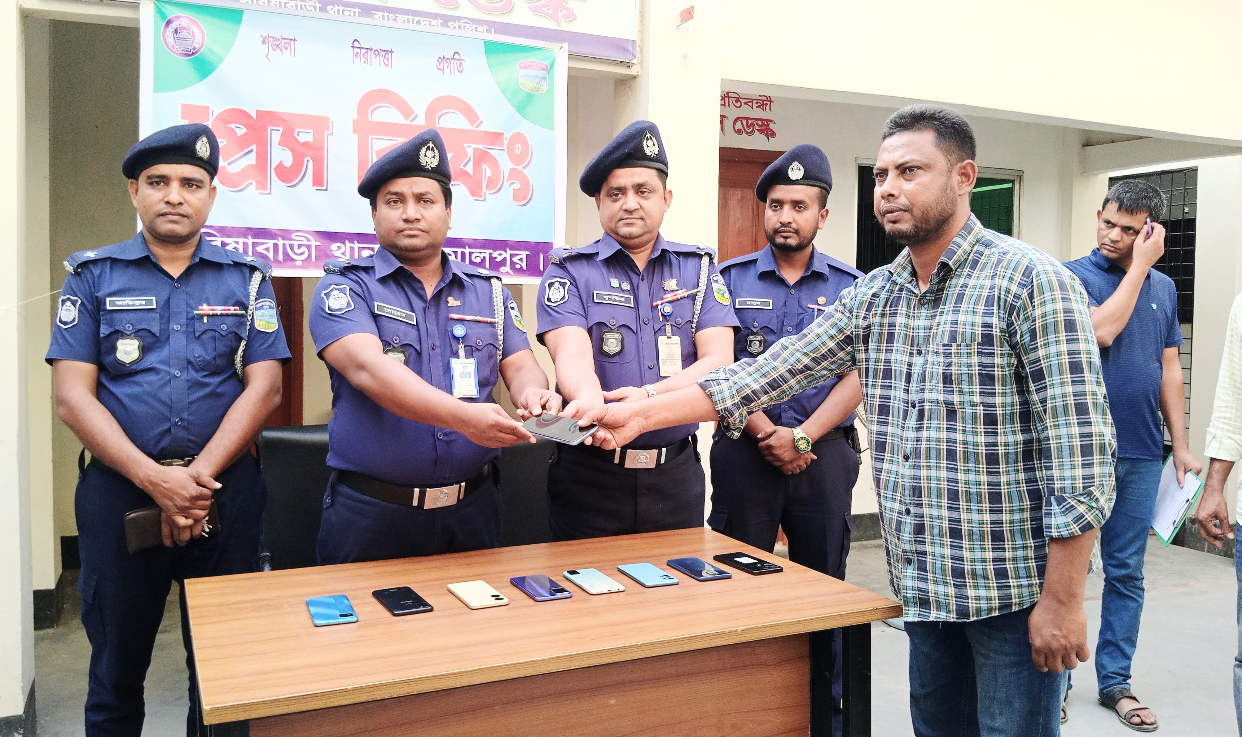 পুলিশের প্রচেষ্টায় হারানো মোবাইল উদ্ধার