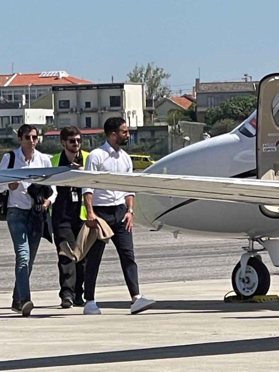 pedromsepulveda's tweet photo. 📸 Rúben Amorim and his agent , Raúl Costa on their way to United Kingdom. ✈️ https://t.co/fuPvv8NZzN