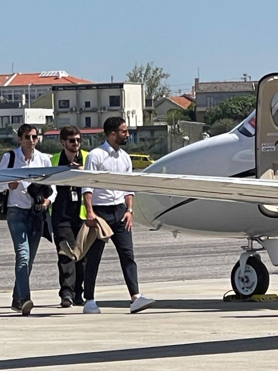 📸 Rúben Amorim and his agent , Raúl Costa on their way to United Kingdom. ✈️