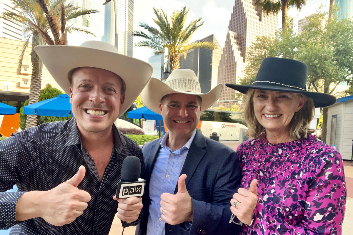 PAX_news's tweet photo. VIDEO: #BrandUSAโs first Canadian #MegaFam โ interview with Casey Canevari & Jackie Ennis. https://t.co/q9199qu0E2 @VisitTheUSA #BrandUSAMegaFAM #traveladvisors #UStravel #travelindustry https://t.co/nrAtGcVbKr