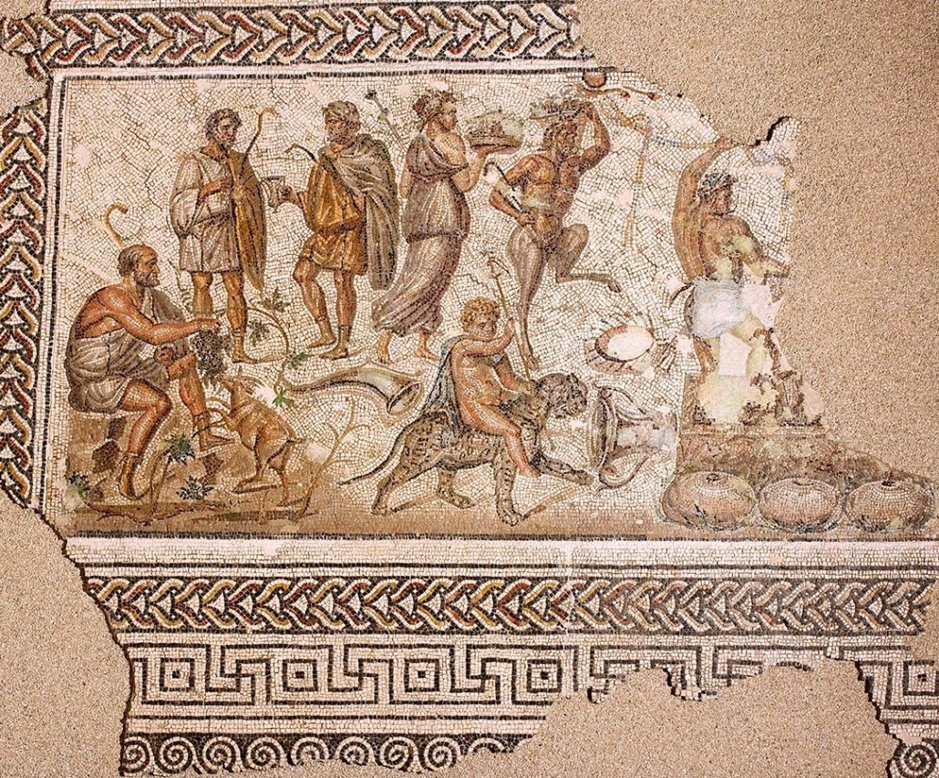 For my followers in Eboracum and Londinium, here you have the 'Gift of wine' mosaic from Astigi, in good old Baetica. It was the seat of a conventus and now the snowflakes call it Écija.
#MosaicMonday