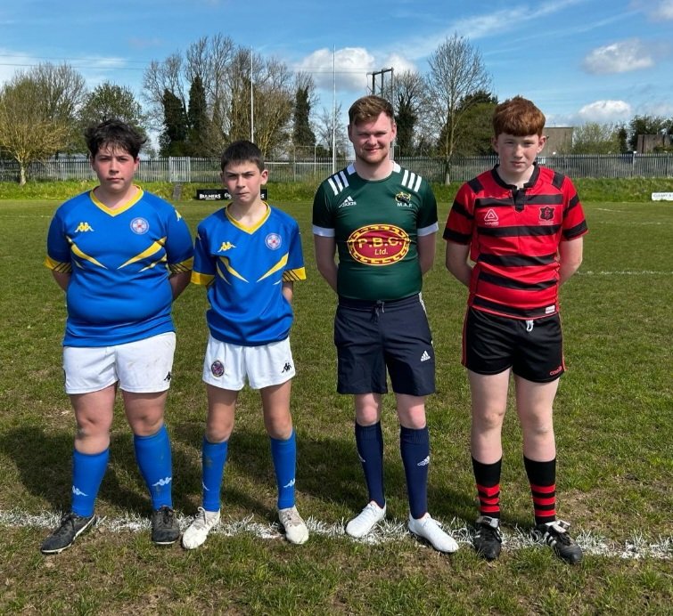 Thanks to @MunsterReferee Adam Kealy for officiating at our  U14 Rugby match v @cbsthurles today in @ClonmelRFC 👍🙌🏉
Included are captains Denis Gal and Jack Ferncombe of @cbsthurles & our own Sam Power 🔴⚫️🏉 #NoRefNoGame
@Munsterrugby #Tipprugby 🏉