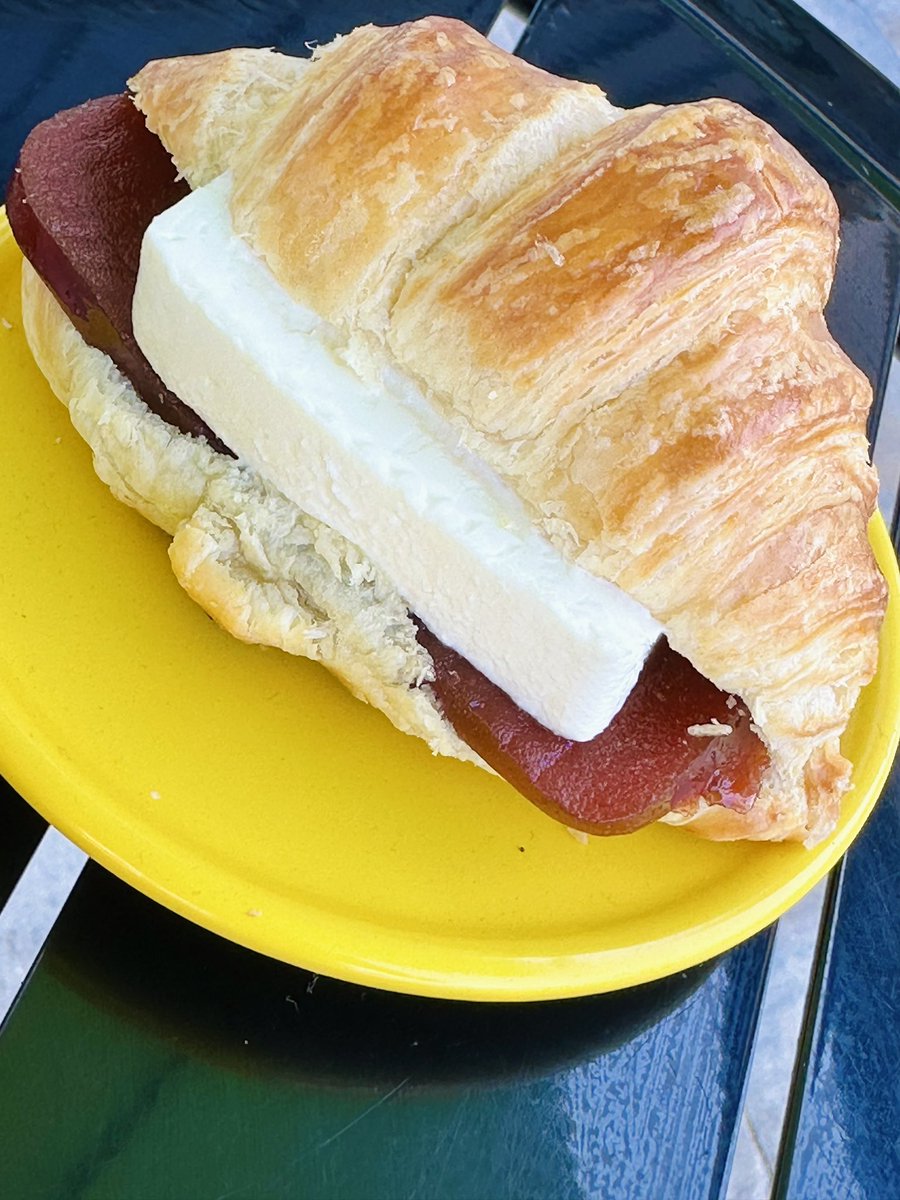 BIGENERGYCafe's tweet photo. Our guava &amp; cheese croissant/cortadito duo has our patrons falling in LOVE! This delicious treat is only $7 for the rest of April⚡️
#bigenergycafe #cafe #cortadito #guavaandcheese #guayabaconqueso #swflfoodies #dealofthemonth #yum https://t.co/ofL5r1OO1L