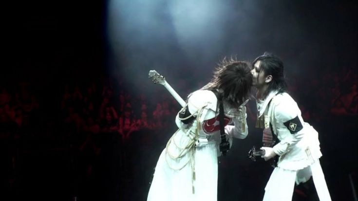 SunglowRei's tweet photo. When the GazettE can't hold themselves back from giving kithes to each others https://t.co/inLcHlBckb