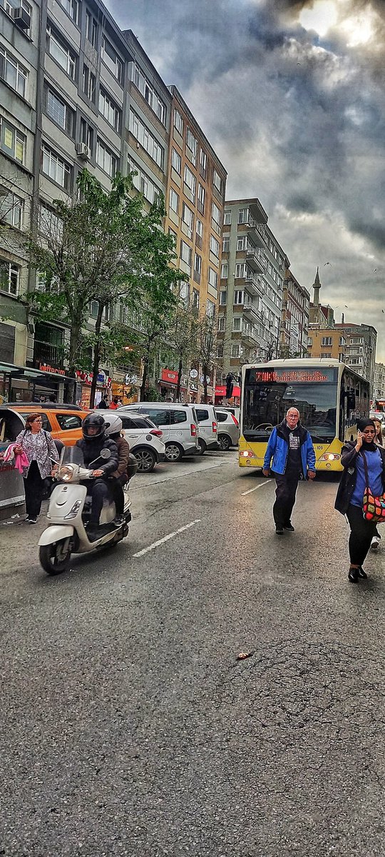 BURASI ŞİŞLİ ERGENEKON CADDESİ
1 yıl uğraşıldı kaldırımlar düzenlendi fakat trafik eskisinden daha kötü kural ve park uygulaması yok yol tek şerit  <a href="/sislibelediyesi/">Şişli Belediyesi</a> cadde anakent sorumluluğunda diye mesaj gelir sonrasında <a href="/IBBcozummerkezi/">İBB Çözüm Merkezi</a> şikayetiniz kayıt altına alınmıştır der.