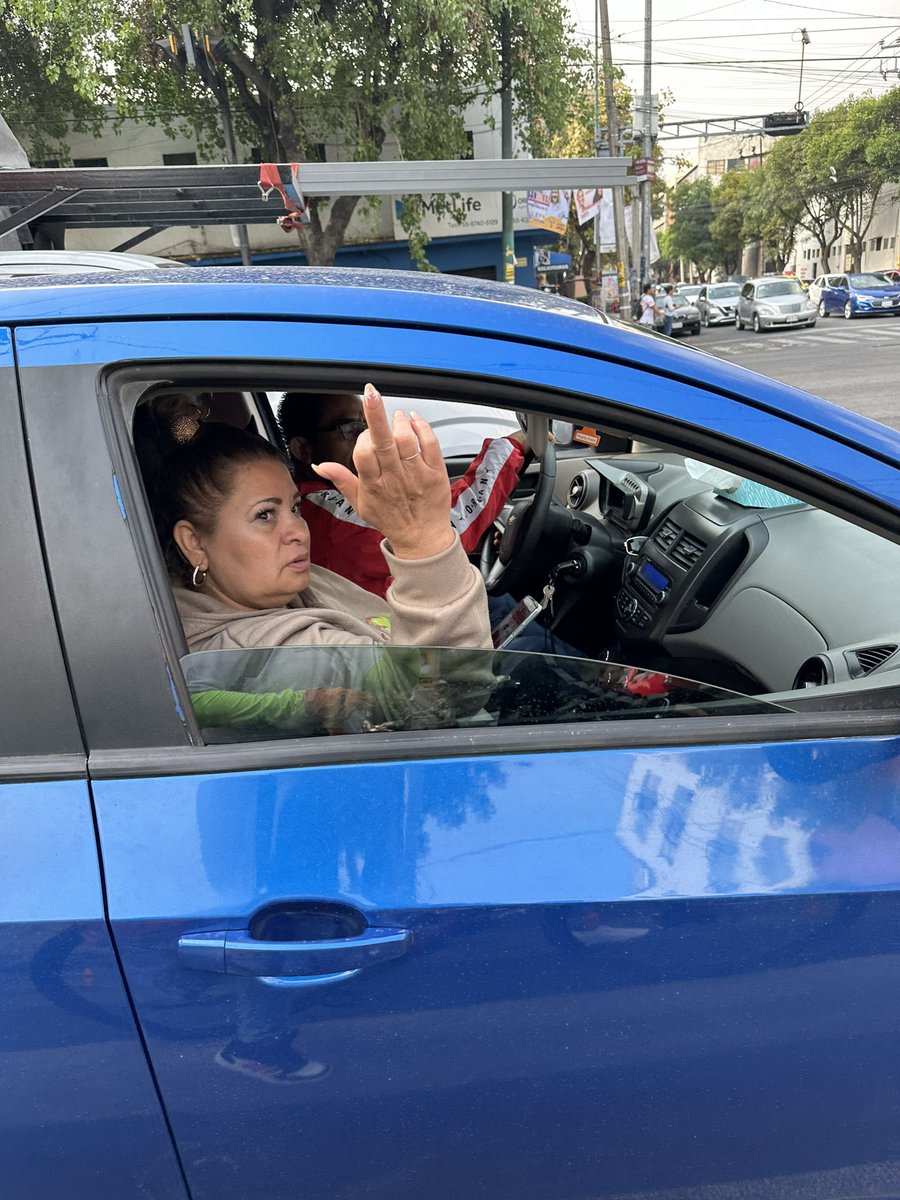 MurrFuga's tweet photo. Y para no variar en eje tres, va en el carril exclusivo bici-bus, casi me atropella le pido que por fa se fije y su respuesta. @UCS_GCDMX https://t.co/mWVn2EWybN