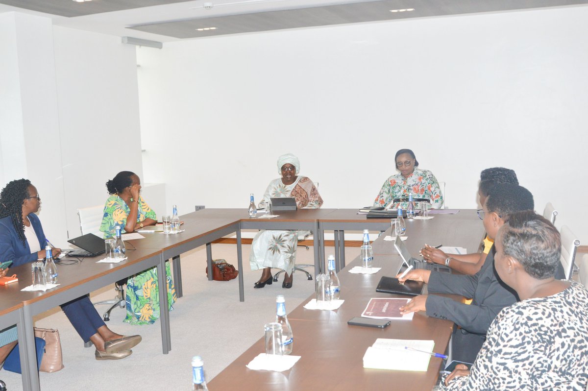 Minister @Dr_Uwamariya together with members of @RwandaWLN met the @_AfricanUnion Special Envoy on Women, Peace, and Security, Madame @AUBinetaDiop. The third dialogue evolved around the operational dynamics of the African Women Leaders Network- Rwandan Chapter.