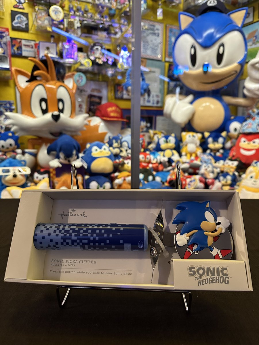 1992_sonic's tweet image. Today’s Collection Spotlight: Sonic The Hedgehog Pizza Cutter from Hallmark!😍 it’s absolutely Super Sonic AWESOME! It even plays Sonic Sounds! #trudyshallmark #hallmark #pizzapower #pizza #SonicTheHedgehog 
#guinnessworldrecords
#Sega
#Sonic
#Segaofamerica
#SegaUK