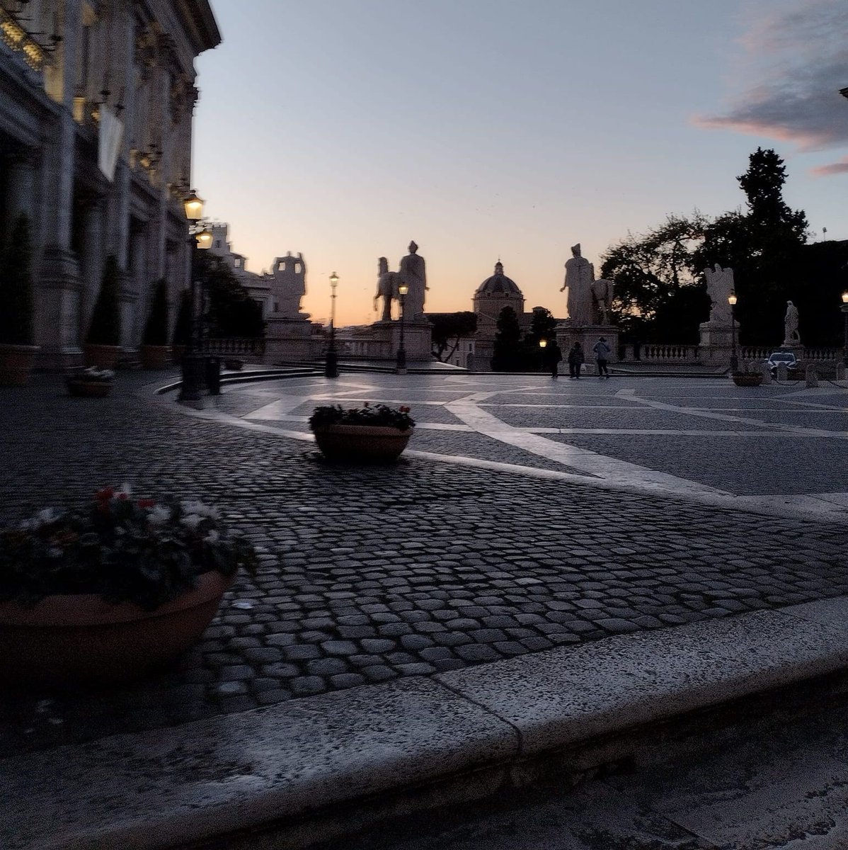 Il bello di fare tardi al Campidoglio.
ph @clafer1

#campidoglio #tramontiromani #romansunset #tramonto #sunset #sunsetinthecity #sunsetinrome