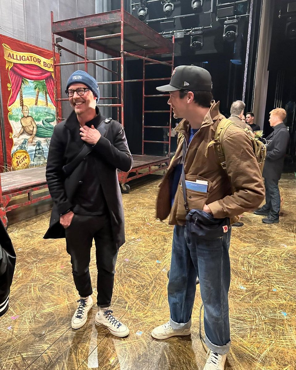 GrantGustinBRA's tweet photo. “🎵”Vamos juntos….🎵” 💛⚡️❤️

É uma alegria ver @grantgust finalmente interpretar um cara legal.

#W4E é um espetáculo estupendo e GG é tremendo nele, vá ver ele e essa companhia maluca e talentosa da Broadway! 🎭

@w4emusical
🌹 🐘
📷: @photo_mocavanagh”

Tom Cavanagh via Instagram.