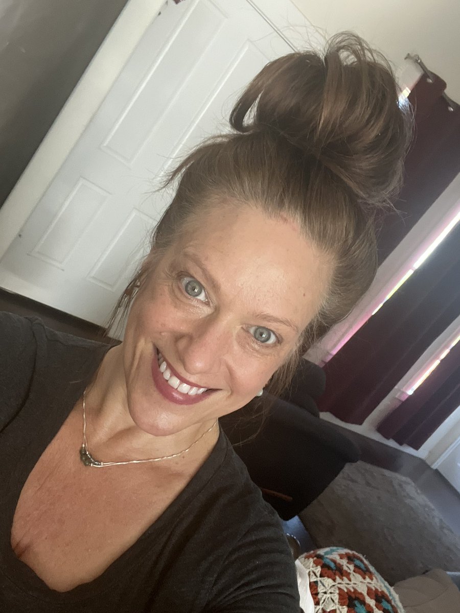 Marcie3times's tweet photo. Diner waitress bun ♥️

#dinerwaitressbun #dinerwaitress #workhair https://t.co/bvA5y57jbg