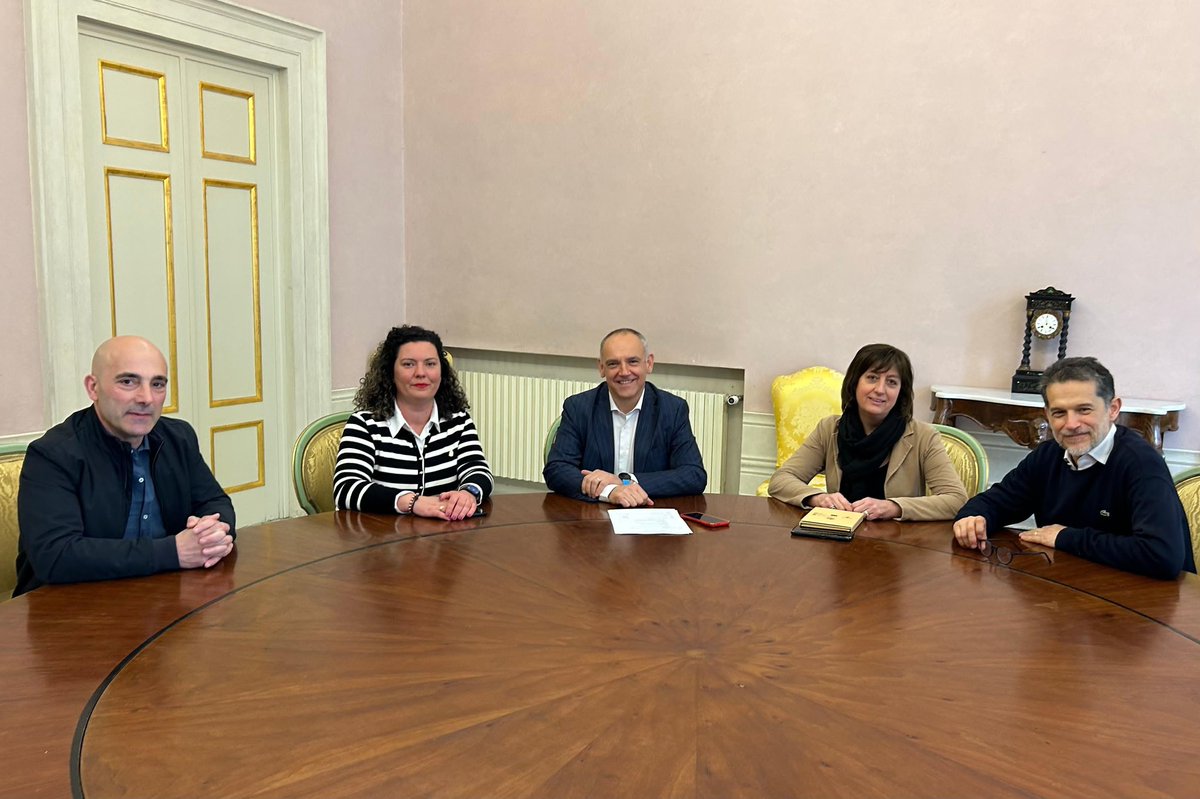 🤝🏼La diputada Irene González mantiene en Italia un encuentro previo al Consejo Político de #Partenalia, con el presidente de la provincia de Lucca (Toscana, It), Luca Menesini, en el que dialogan sobre las competencias de cada una de las administraciones a las que representan.